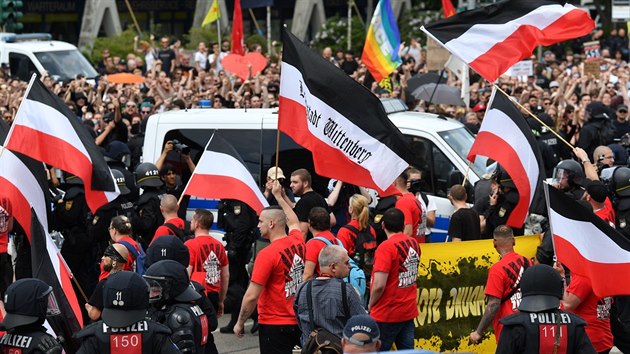 Demonstranti z řad extremistické mládežnické organizace spadající pod NPD protestovali v Saské Kamenici. (1. června 2019)