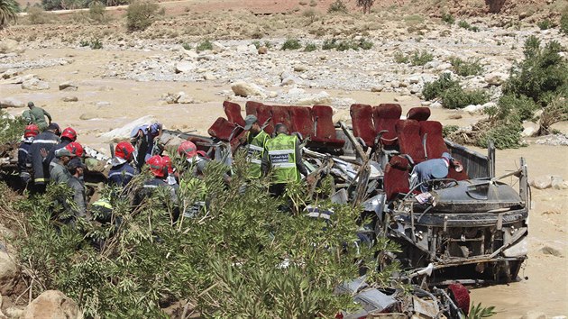 Na jihovchod Maroka se pevrtil autobus, kdy se pokusil pejet most pes rozvodnnou eku. (8. z 2019)