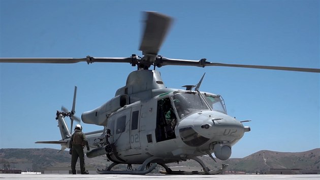 Ncvik s helikoptrou UH - 1Y Venom