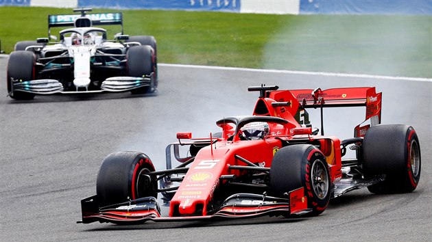 Lewis Hamilton z Mercedesu (vlevo) se bhem Velk ceny Belgie pibliuje k Sebastianu Vettelovi z Ferrari.