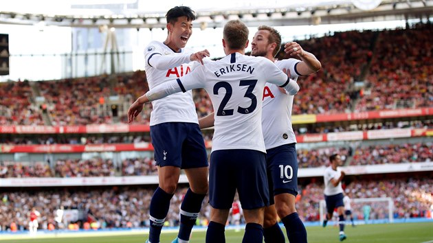 Fotbalist Tottenhamu se raduj z glu v utkn s Arsenalem, kter vstil Christian Eriksen (s slem 23).