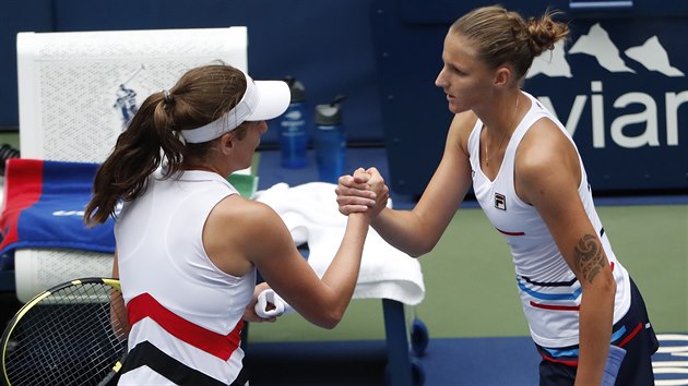 Karolna Plkov (vpravo) si podv ruku s Britkou Johannou Kontaovou po osmifinlovm duelu US Open.