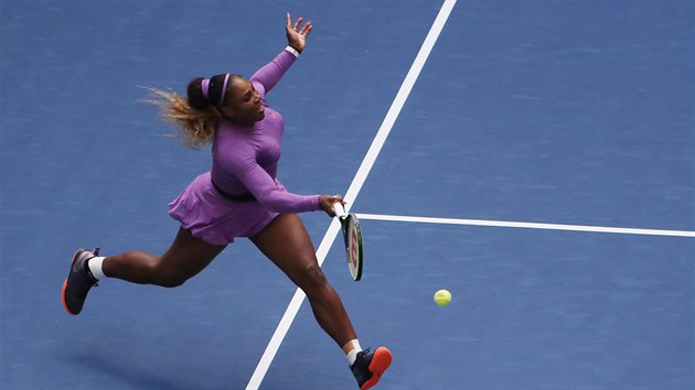 Amerianka Serena Williamsov odehrv balon bhem osmifinle US Open.