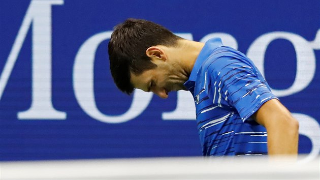 Srb Novak Djokovi vzdal kvli bolesti ramena osmifinle proti vcaru Stanu Wawrinkovi.