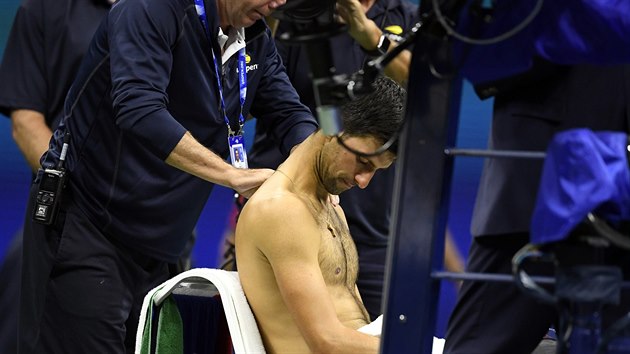 Srb Novak Djokovi si nechv oetit zrann rameno bhem osmifinle US Open.