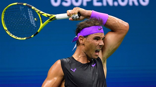 panl Rafael Nadal hraje forhend ve tvrtfinle US Open.