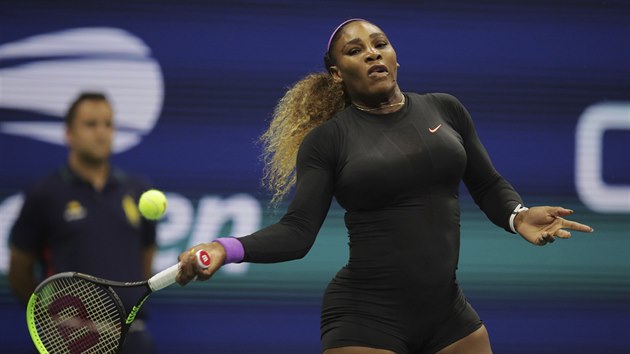 Američanka Serena Williamsová odehrává balon během semifinále US Open.