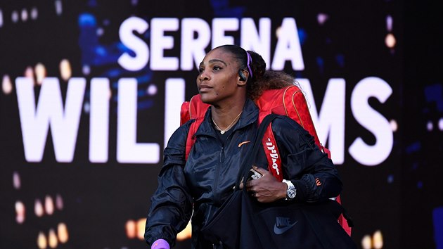 Amerianka Serena Williamsov nastupuje na kurt bhem semifinle US Open.