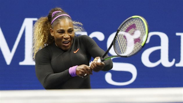 Amerianka Serena Williamsov odehrv balon bhem semifinle US Open.