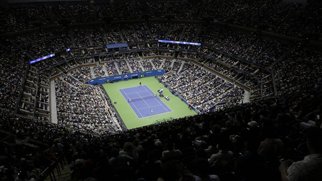 Zaplnn dvorec Arthura Ashe sleduje semifinlov bitvy US Open.