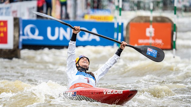 Australanka Jessica Foxov se raduje z vtzstv na zvodech Svtovho pohru ve vodnm slalomu v Praze.
