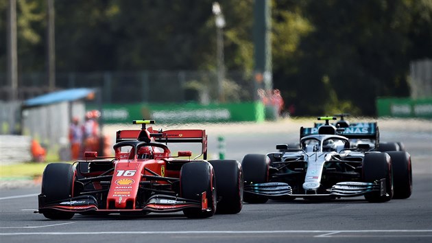 Charles Leclerc z Ferrari (vpedu) a Lewis Hamilton z Mercedesu bhem kvalifikace na Velkou cenu Itlie formule 1.
