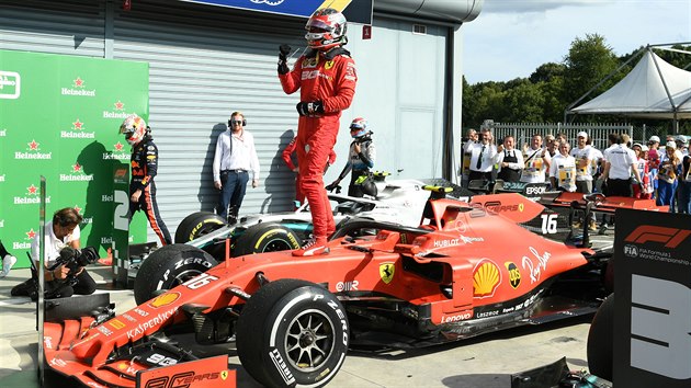 Charles Leclerc z Ferrari oslavuje v cli sv vtzstv na Velk cen Itlie formule 1.