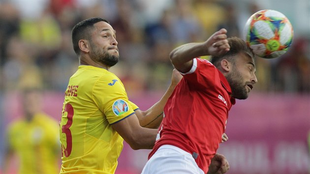 Rumun Florin Andone (vlevo) sth soupee z Malty v utkn kvalifikace na Euro.