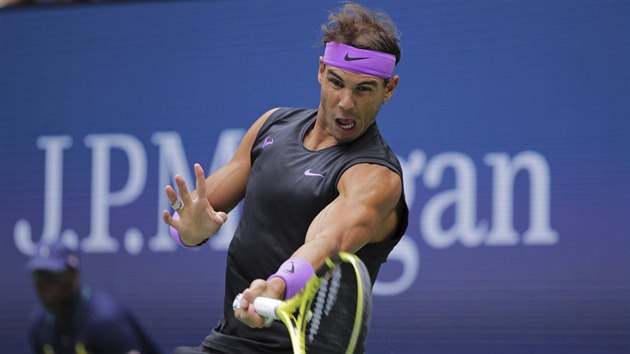 panl Rafael Nadal hraje forhend ve finle US Open.