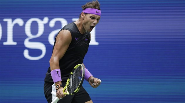 Rafael Nadal ze panlska se povzbuzuje ve finle US Open.