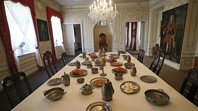 Každodenní život na jaroměřickém zámku přibližuje na výstavě zařízení barokního salonu i jídelna s bohatě nainstalovanou tabulí s množstvím cínového nádobí a holb, což jsou nádoby na nápoje.