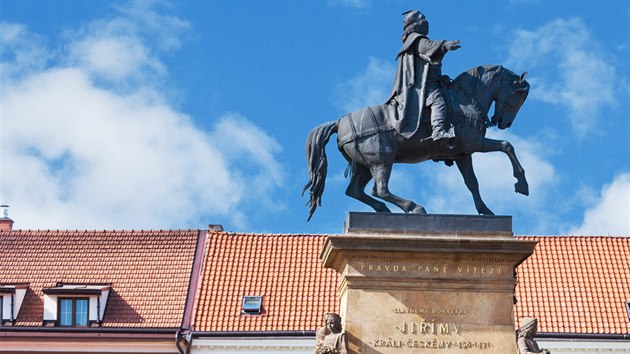 Novorenesann pomnk krle Jiho je dlem akademickho sochae Bohuslava Schnircha. VPodbradech byl slavnostn odhalen vsrpnu roku 1896.