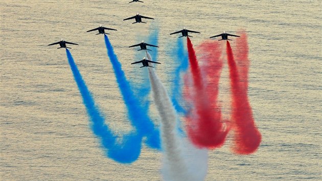 Francouzsk akrobatick skupina Patrouille de France na strojch Alpha Jet