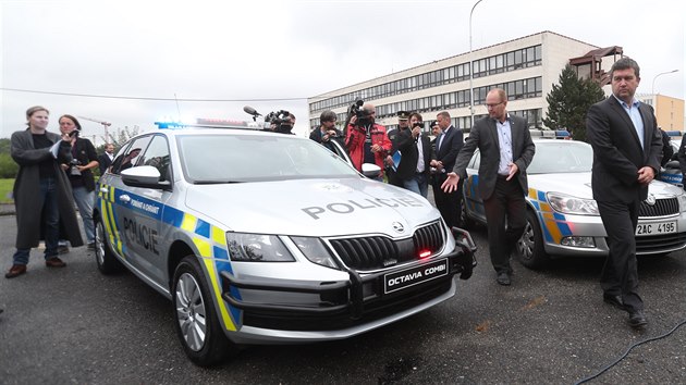 Ministr vnitra Jan Hamek (SSD) a policejn prezident Jan vejdar dnes v praskch Hrdloezch pedstav nov typ policejnch aut urench pro pm vkon sluby. Auta by mla nahradit mimo jin policejn octavie, kter ji nkolik let pesluhuj a maj najeto v prmru 350 000 kilometr. (9. z 2019)