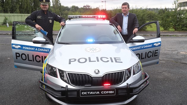 Ministr vnitra Jan Hamek (SSD) a policejn prezident Jan vejdar pzuj v praskch Hrdloezch ped novm typem policejnch aut urench pro pm vkon sluby. Auta by mla nahradit mimo jin policejn octavie, kter ji nkolik let pesluhuj a maj najeto v prmru 350 000 kilometr. (9. z 2019)