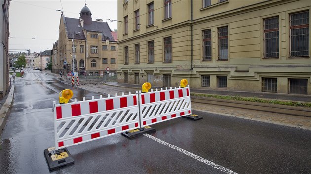 Velk uzavrka vyten kiovatky jabloneckch ulic Budovatel a Potovn mla zat v ervenci. V pondl se tu objevily znaky a zbrany, pak ale zase zmizely.