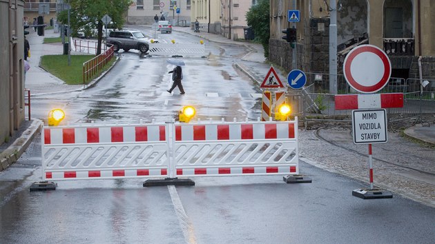 Velk uzavrka vyten kiovatky jabloneckch ulic Budovatel a Potovn mla zat v ervenci. V pondl se tu objevily znaky a zbrany, pak ale zase zmizely.