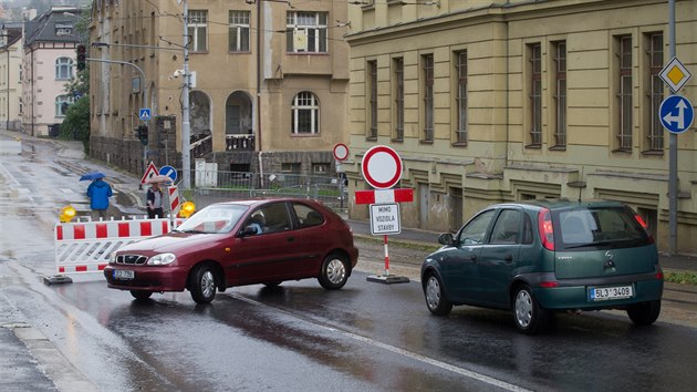 Velk uzavrka vyten kiovatky jabloneckch ulic Budovatel a Potovn mla zat v ervenci. V pondl se tu objevily znaky a zbrany, pak ale zase zmizely.