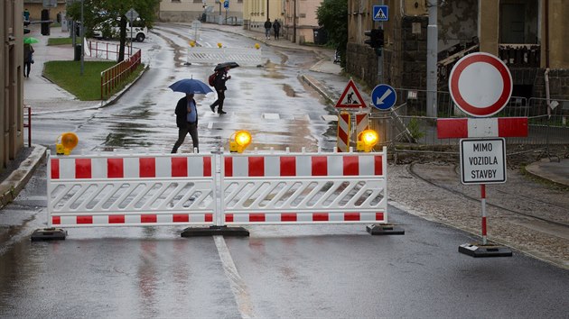 Velk uzavrka vyten kiovatky jabloneckch ulic Budovatel a Potovn mla zat v ervenci. V pondl se tu objevily znaky a zbrany, pak ale zase zmizely.