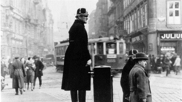 Strnk d dopravu na Vclavskm nmst v Praze. (1932)
