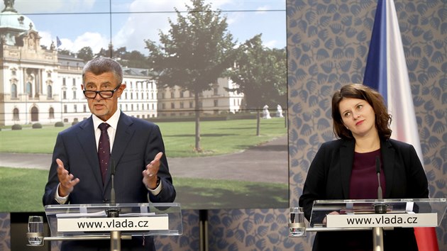 Premiér Andrej Babiš a ministryně práce a sociálních věcí Jana Maláčová při tiskové konferenci po jednání vlády. (2. září 2019)