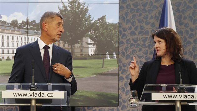 Premiér Andrej Babiš a ministryně práce a sociálních věcí Jana Maláčová při tiskové konferenci po jednání vlády. (2. září 2019)