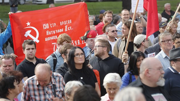 Na náměstí Interbrigády v Praze 6 se v pondělí odpoledne sešli lidé kritizující zakrývání sochy maršála Ivana Koněva plachtou. (2. září 2019)