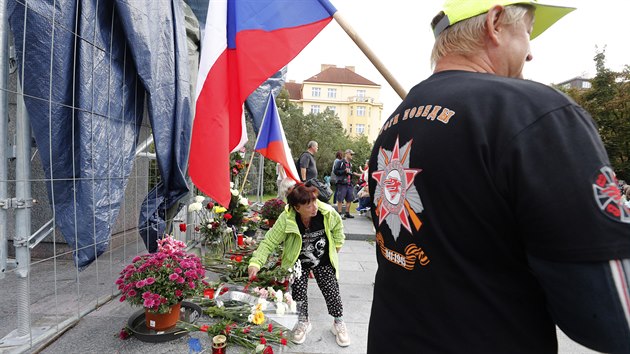 Na nmst Interbrigdy v Praze 6 se v pondl odpoledne seli lid kritizujc zakrvn sochy marla Ivana Konva plachtou. (2. z 2019)