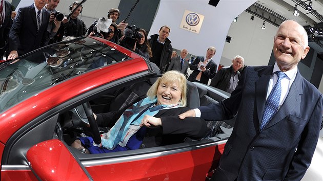 Ferdinand Pich s manelkou Ursulou ped valnou hromadou Volkswagenu v nmeckm Hamburku. (19. dubna 2012)
