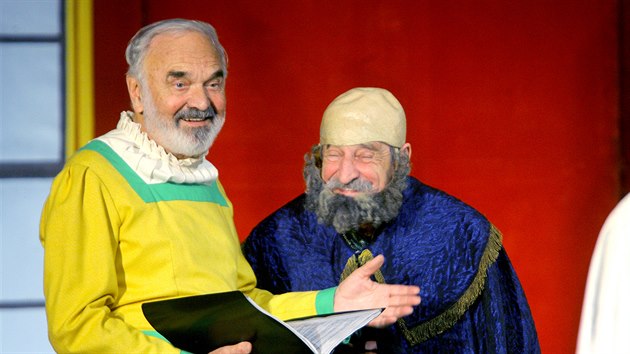 Herci Divadla J�ry Cimrmana Zden�k Sv�r�k a Jaroslav Weigel ve h�e Dlouh�, �irok� a Kr�tkozrak�. (2011)