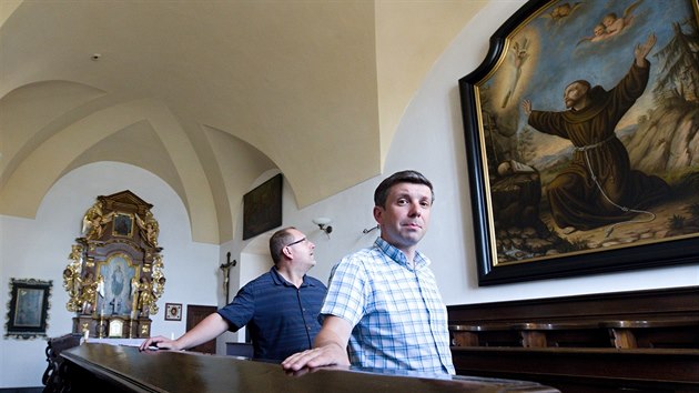 Pavel Andr a Jan Heinzl v kapli pod obrazem sv. Frantika