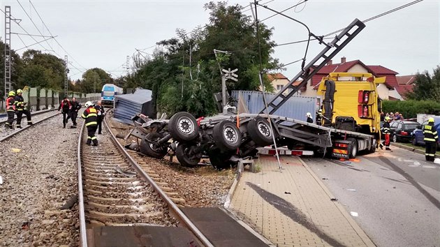 Kamion, který vjel do cesty osobnímu vlaku na přejezdu v pražské Uhříněvsi, také strhl trakční vedení (7. září 2019)