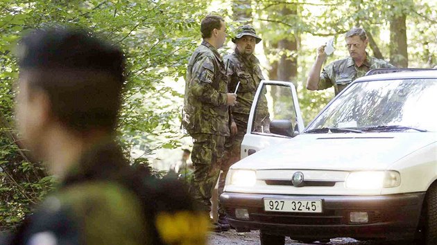 U obce Kuroslepy na Třebíčsku se zřítil britský vojenský vrtulník během armádního cvičení Letající nosorožec. Havárii nepřežilo nejméně šest lidí. (9. září 2004)