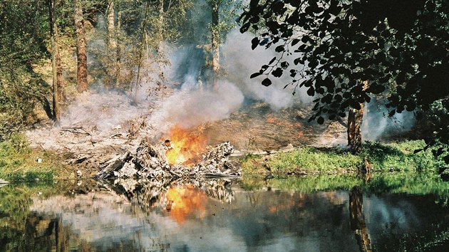 U Kuroslep na Třebíčsku se zřítil vojenský vrtulník. Část stroje spadla do řeky Oslavy. Zbytek začal hořet. Na palubě zahynulo šest britských vojáků. (9. září 2004)
