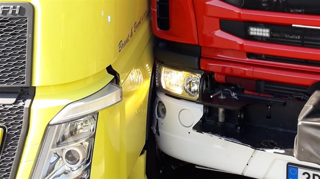 Kamion ne�ekan� vyjel z kolony a srazil se s hasi�sk�m autem jedouc�m k z�sahu.