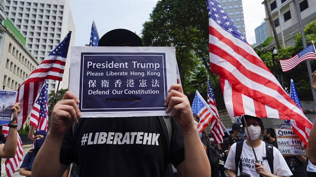 V Hongkongu se ped tamn ambasdou Spojench stt seli demonstranti a vyzvali americkho prezidenta Donalda Trumpa, aby je osvobodil. (8. z 2019)
