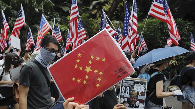 V Hongkongu se ped tamn ambasdou Spojench stt seli demonstranti a vyzvali americkho prezidenta Donalda Trumpa, aby je osvobodil. (8. z 2019)