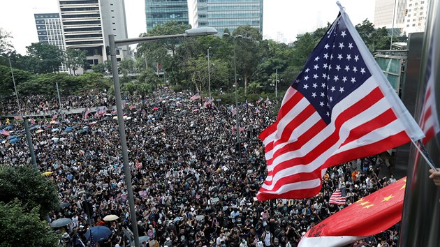 V Hongkongu se ped tamn ambasdou Spojench stt seli demonstranti a vyzvali americkho prezidenta Donalda Trumpa, aby je osvobodil. (8. z 2019)