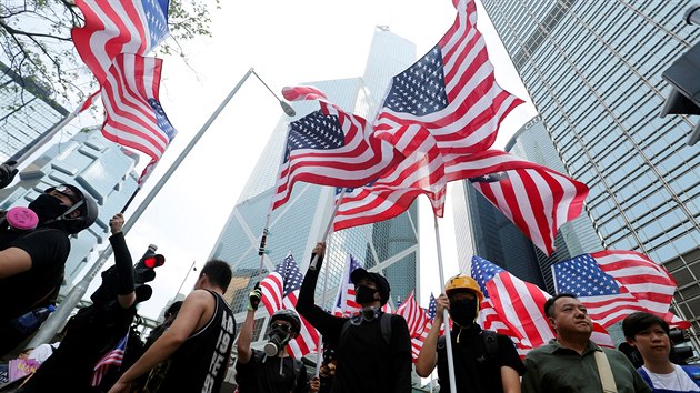 V Hongkongu se ped tamn ambasdou Spojench stt seli demonstranti a vyzvali americkho prezidenta Donalda Trumpa, aby je osvobodil. (8. z 2019)