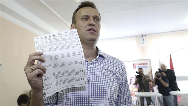 Rusk opozin ldr Alexej Navalnyj ukazuje novinm volebn lstek ve volebn mstnosti v Moskv. (8. z 2019)