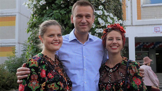 Rusk opozin ldr Alexej Navalnyj se vyfotil s Moskvankami v tradinch krojch. (8. z 2019)