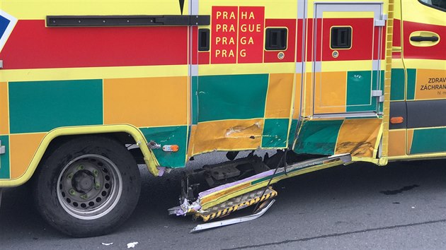 V ulici �ernokosteleck� se srazila sanitka s osobn�m autem. (6. z��� 2019)