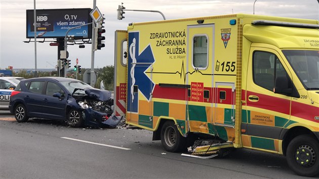 V ulici ernokosteleck se srazila sanitka s osobnm autem. (6. z 2019)