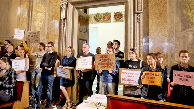 Asi stovka lid protestovala na zasedn brnnskho zastupitelstva kvli zmru sekrtat poet byt urench pro bezdomovce.